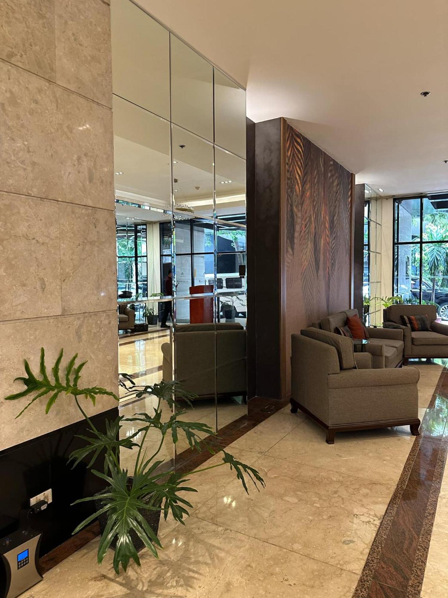 One Bedroom With Balcony By Christine Suites Ph In Greenbelt Radisson Makati City Exterior photo