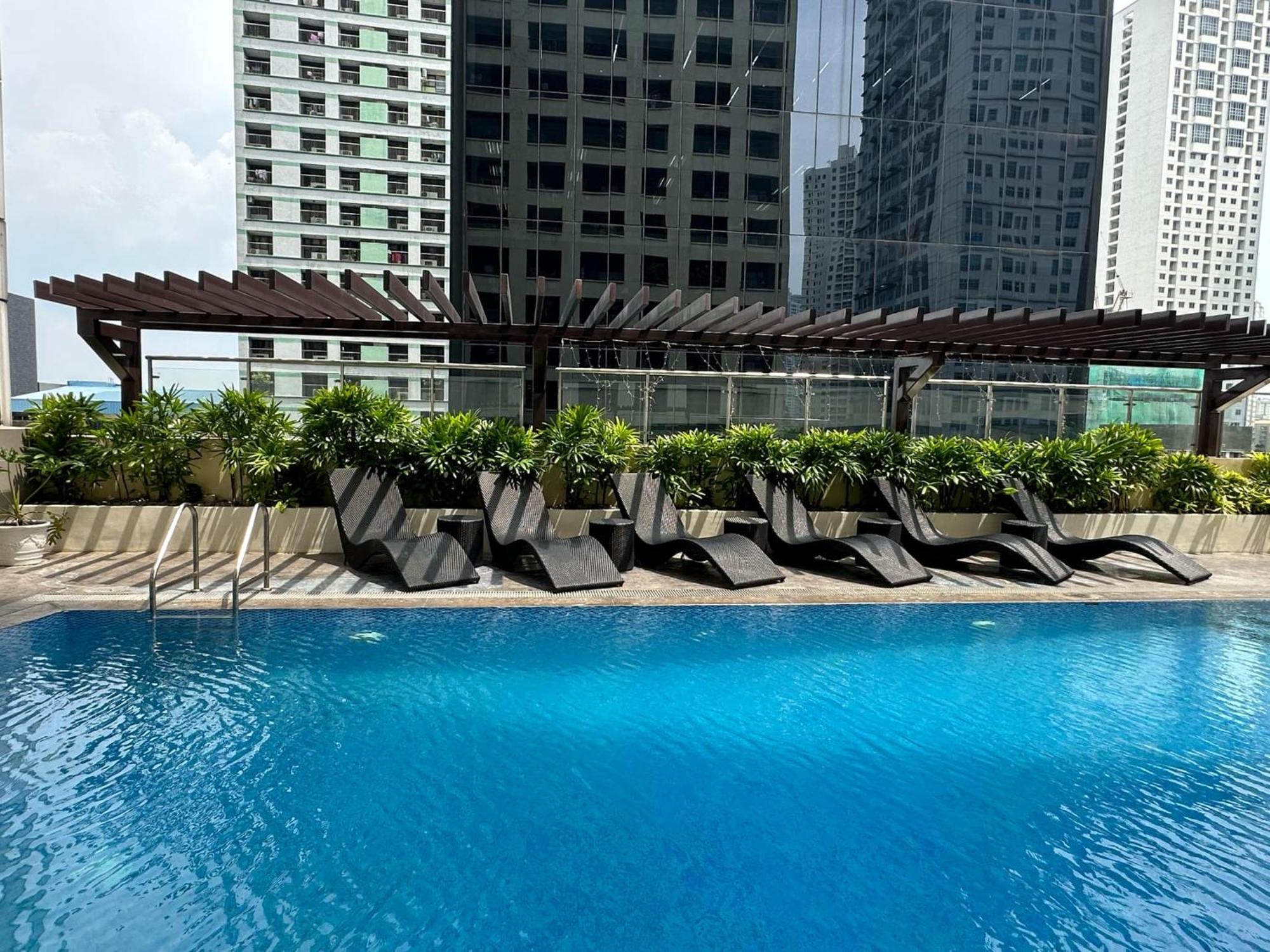 One Bedroom With Balcony By Christine Suites Ph In Greenbelt Radisson Makati City Exterior photo