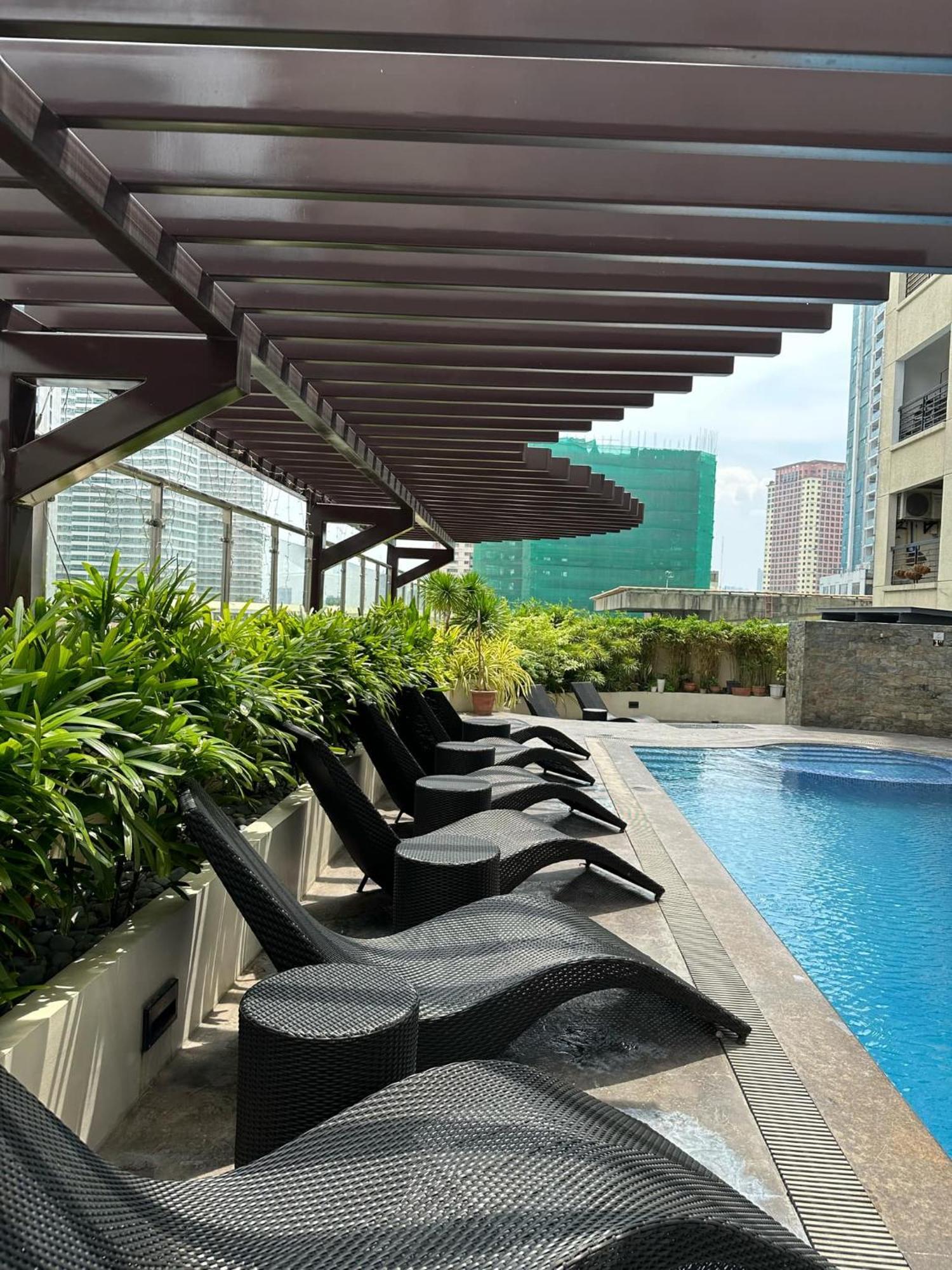 One Bedroom With Balcony By Christine Suites Ph In Greenbelt Radisson Makati City Exterior photo