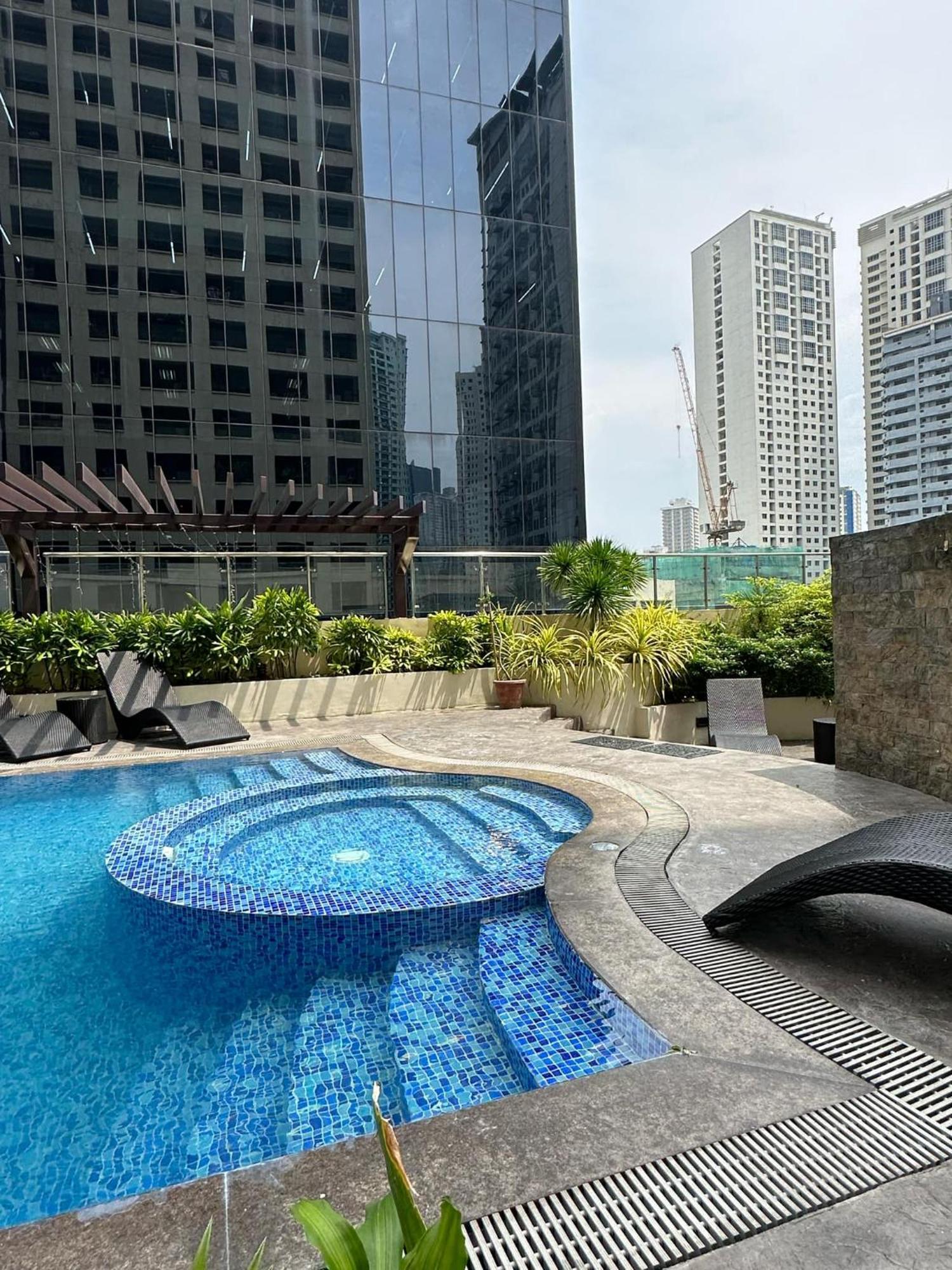 One Bedroom With Balcony By Christine Suites Ph In Greenbelt Radisson Makati City Exterior photo