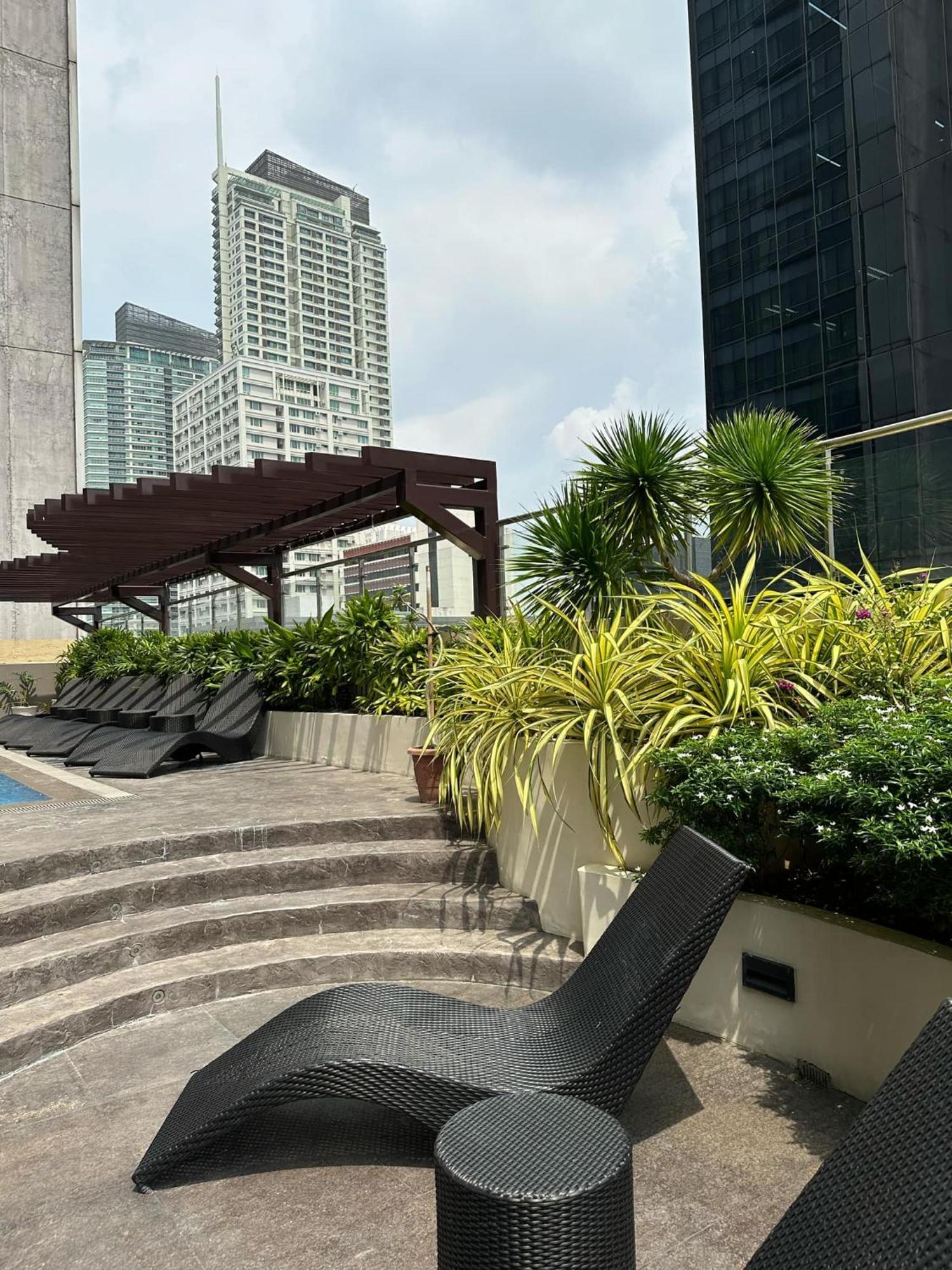 One Bedroom With Balcony By Christine Suites Ph In Greenbelt Radisson Makati City Exterior photo