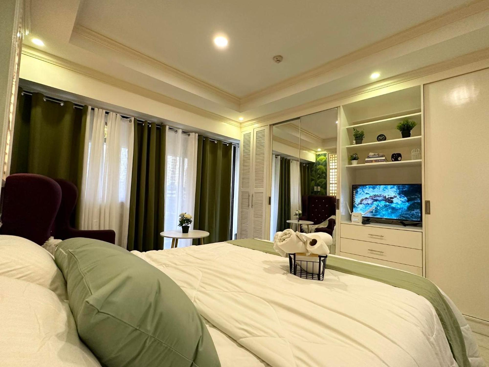 One Bedroom With Balcony By Christine Suites Ph In Greenbelt Radisson Makati City Exterior photo