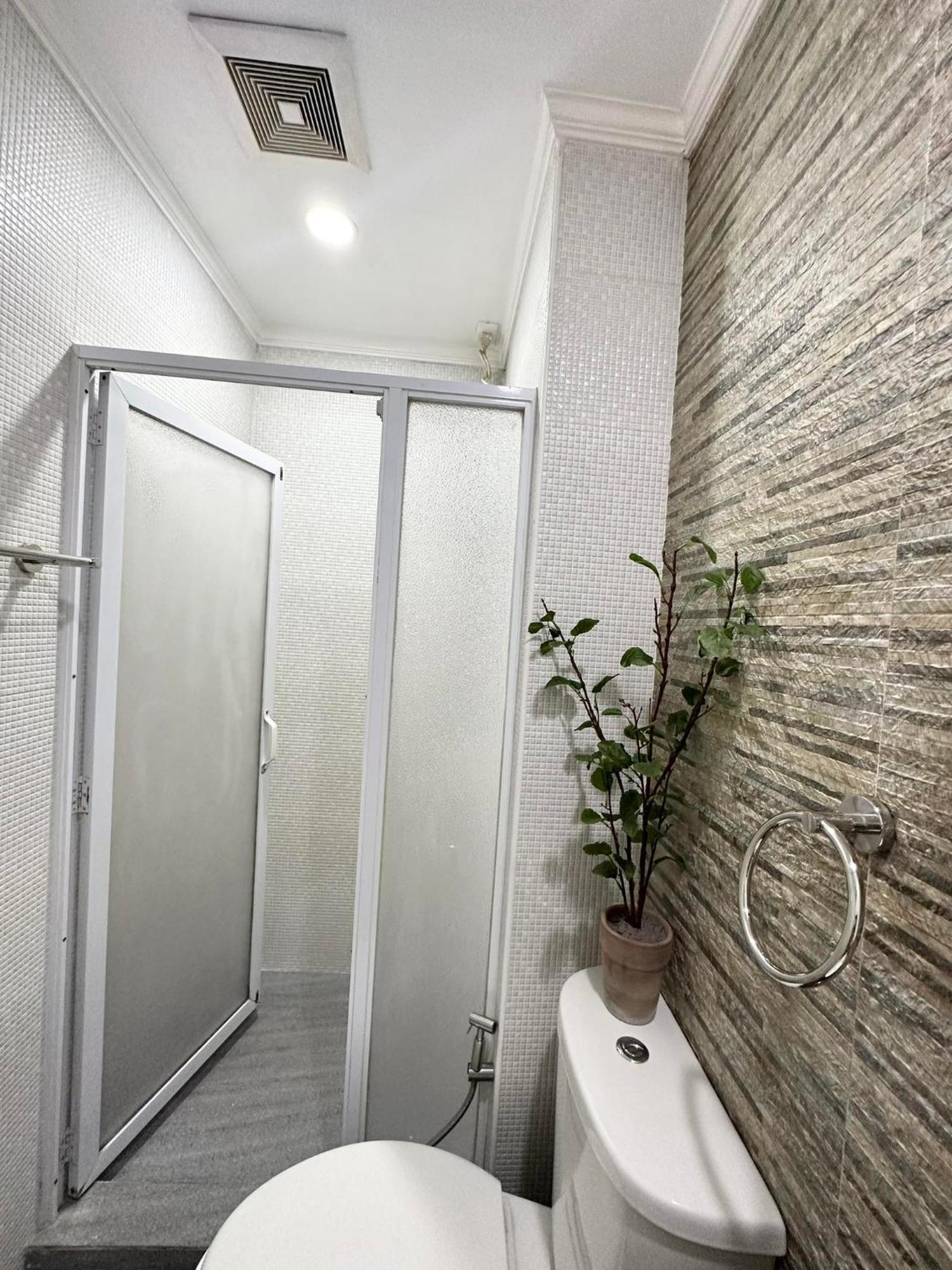 One Bedroom With Balcony By Christine Suites Ph In Greenbelt Radisson Makati City Exterior photo