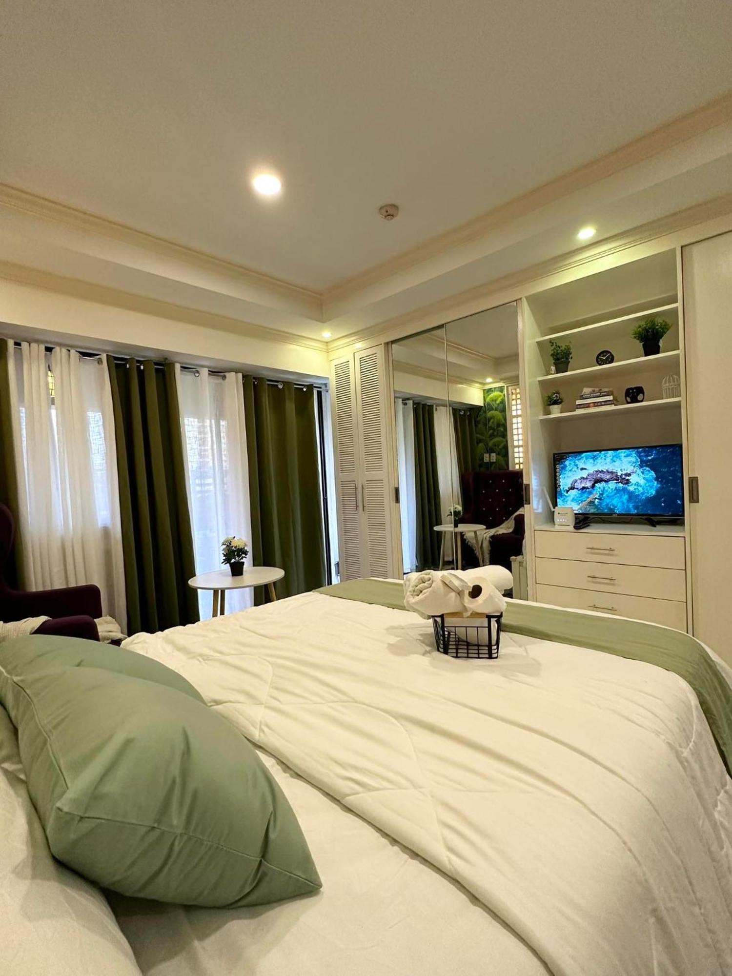 One Bedroom With Balcony By Christine Suites Ph In Greenbelt Radisson Makati City Exterior photo