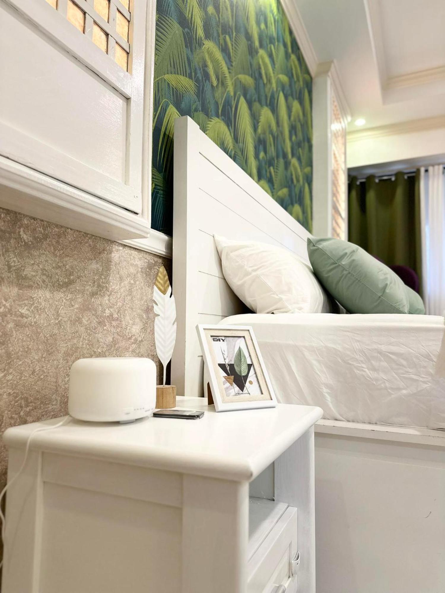 One Bedroom With Balcony By Christine Suites Ph In Greenbelt Radisson Makati City Exterior photo