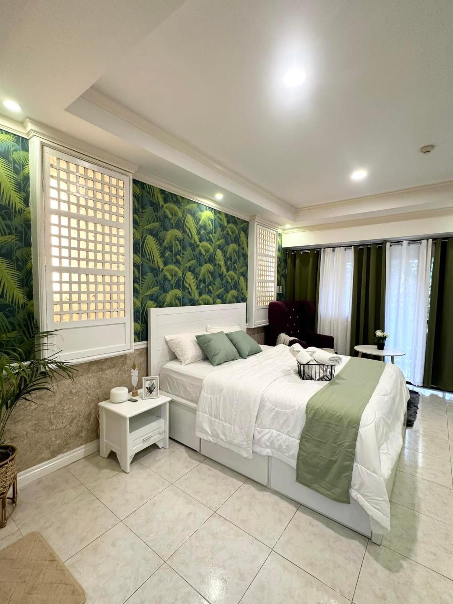 One Bedroom With Balcony By Christine Suites Ph In Greenbelt Radisson Makati City Exterior photo