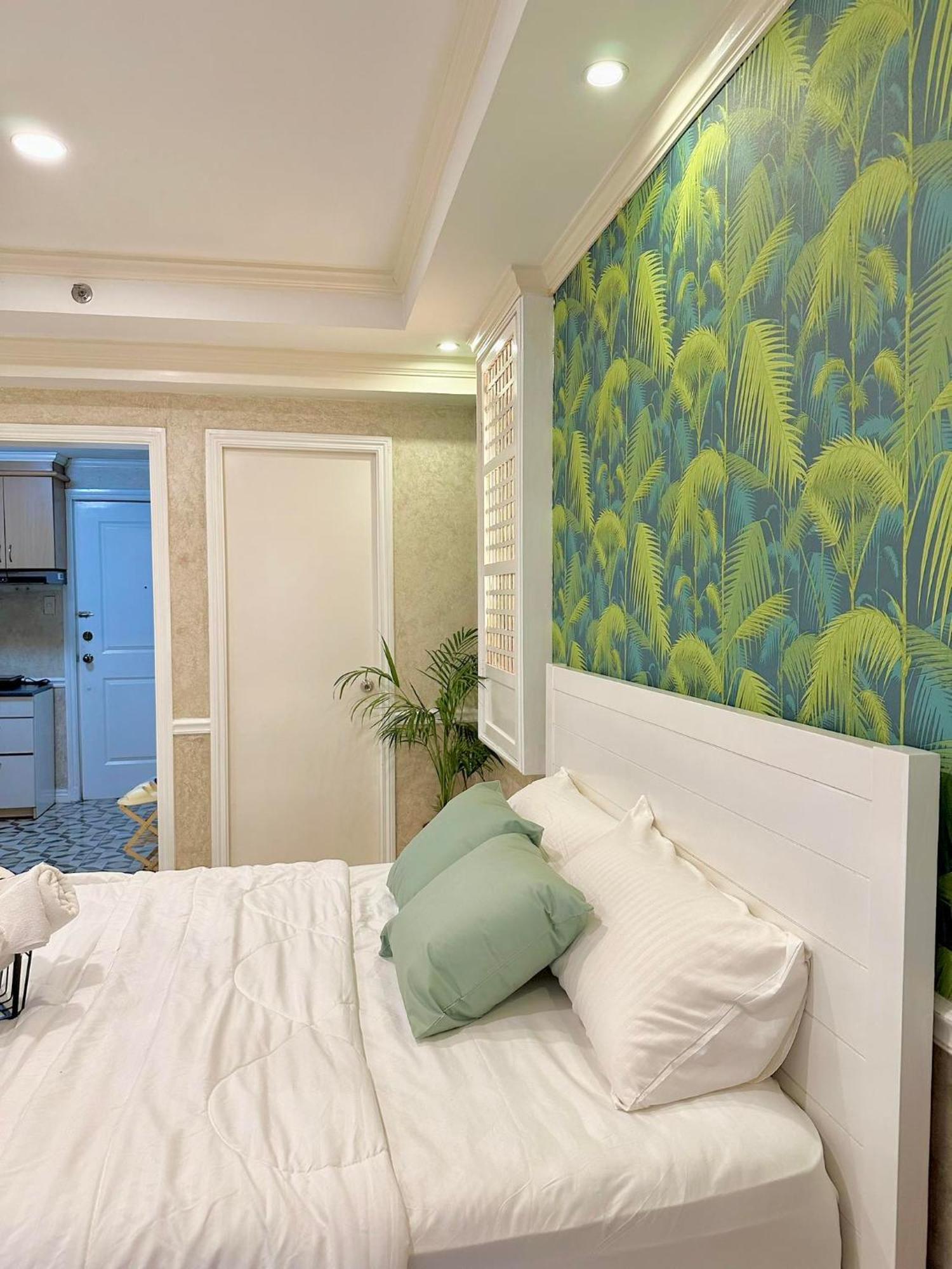 One Bedroom With Balcony By Christine Suites Ph In Greenbelt Radisson Makati City Exterior photo