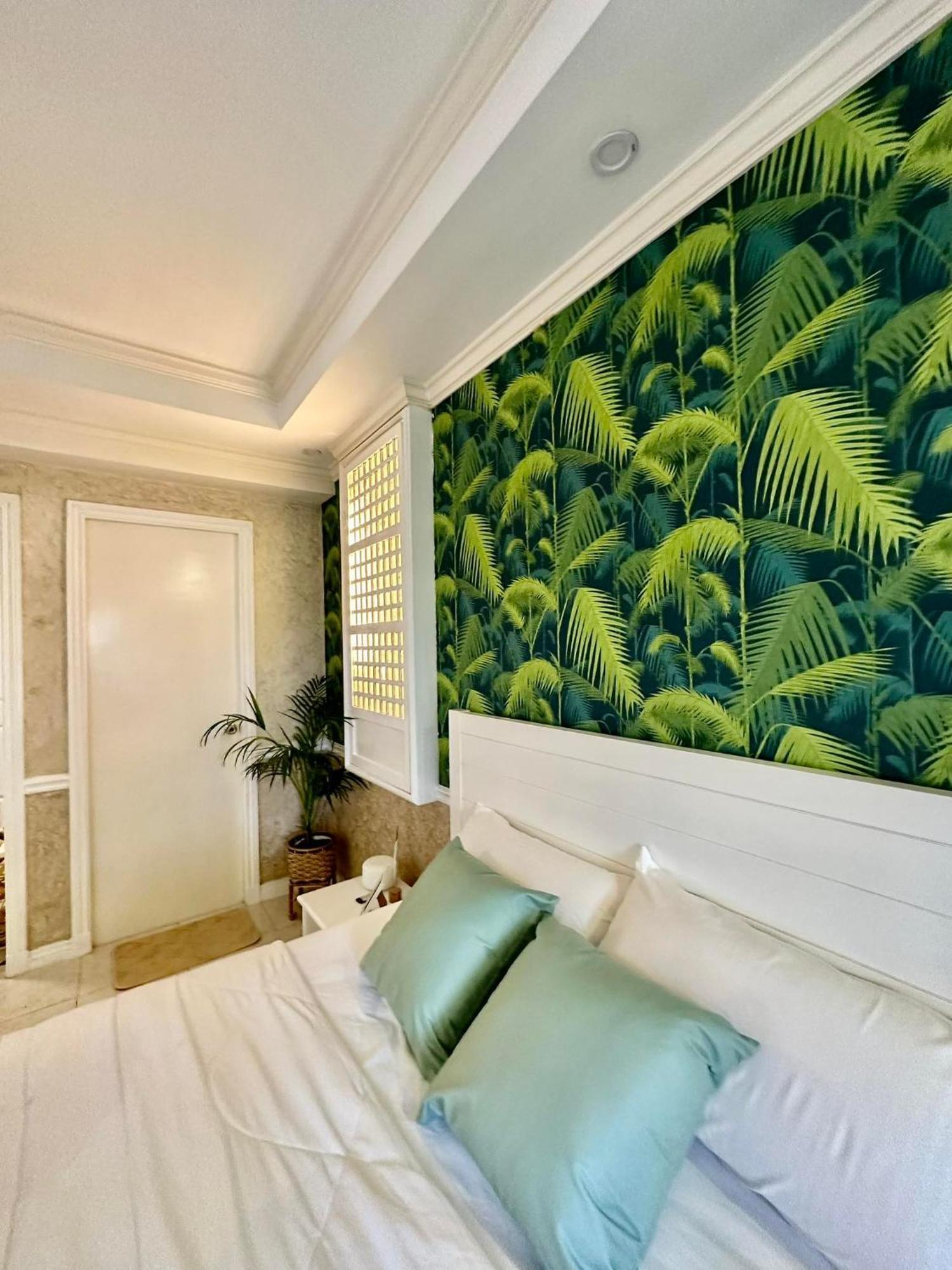 One Bedroom With Balcony By Christine Suites Ph In Greenbelt Radisson Makati City Exterior photo