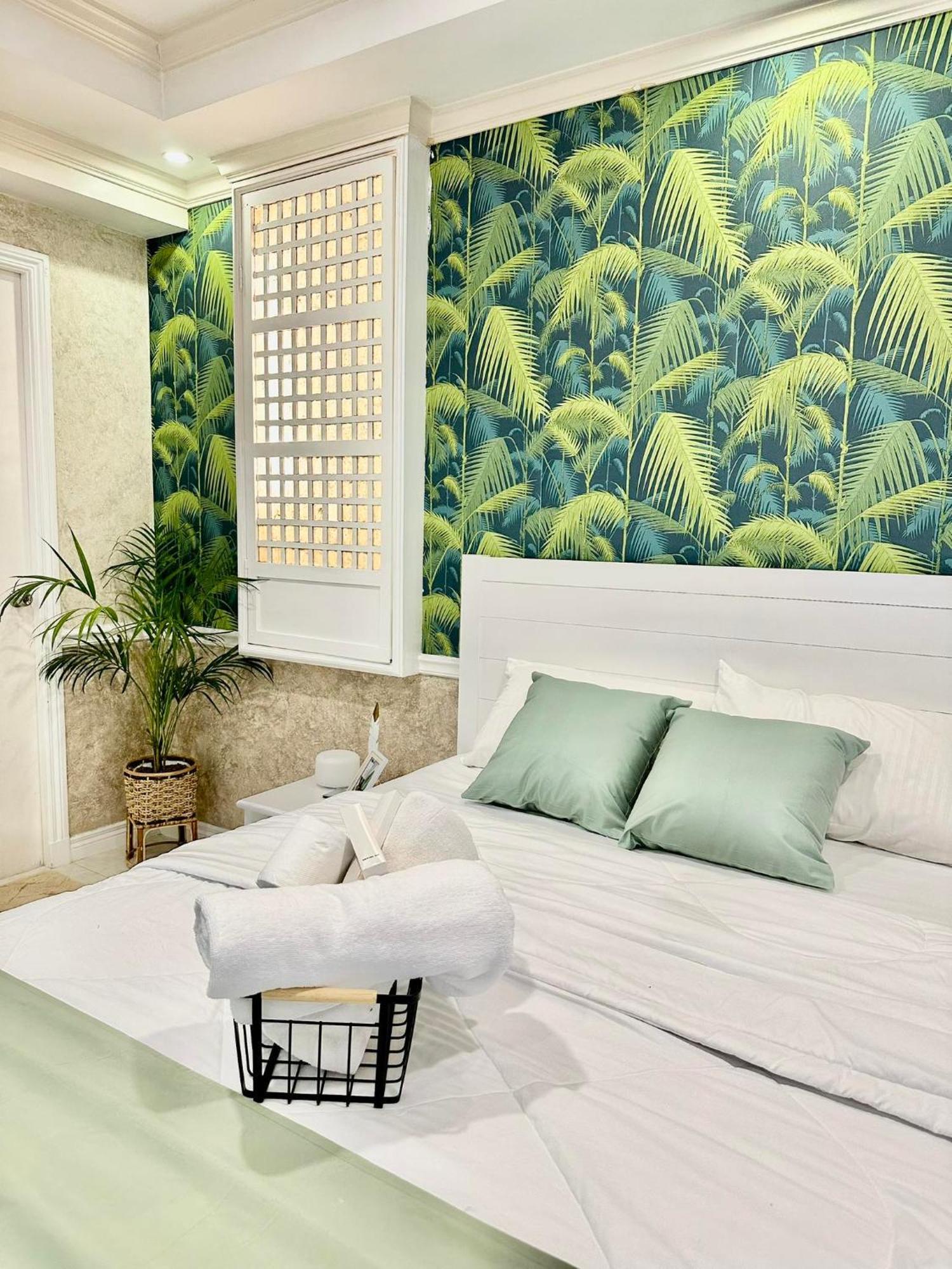 One Bedroom With Balcony By Christine Suites Ph In Greenbelt Radisson Makati City Exterior photo