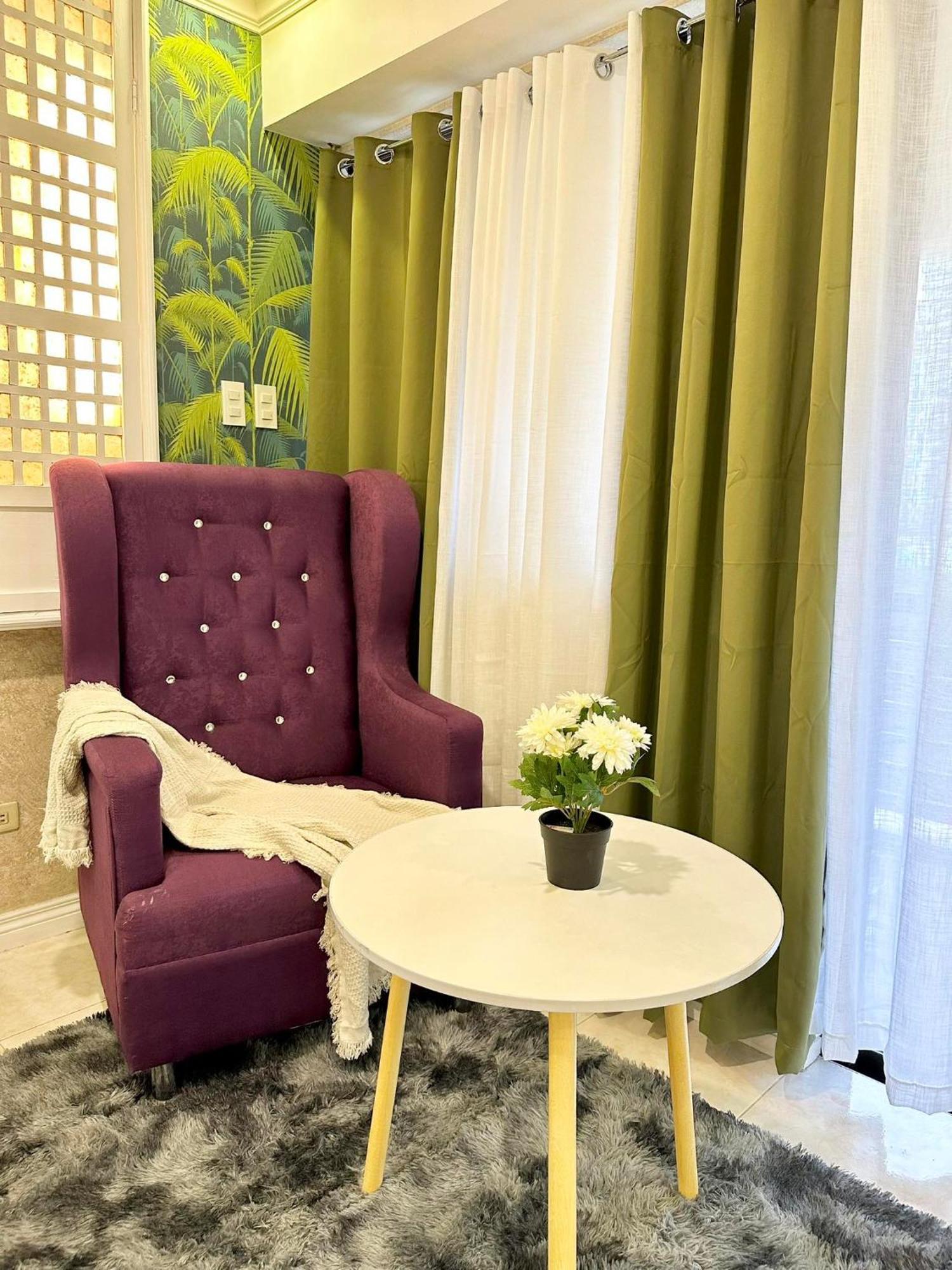 One Bedroom With Balcony By Christine Suites Ph In Greenbelt Radisson Makati City Exterior photo