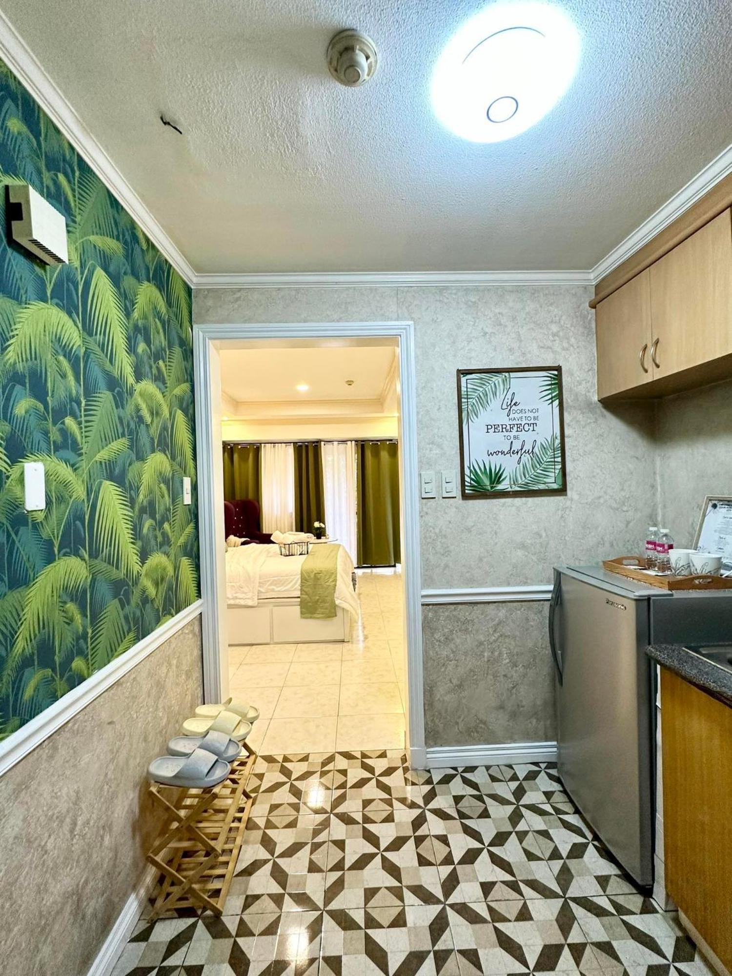 One Bedroom With Balcony By Christine Suites Ph In Greenbelt Radisson Makati City Exterior photo