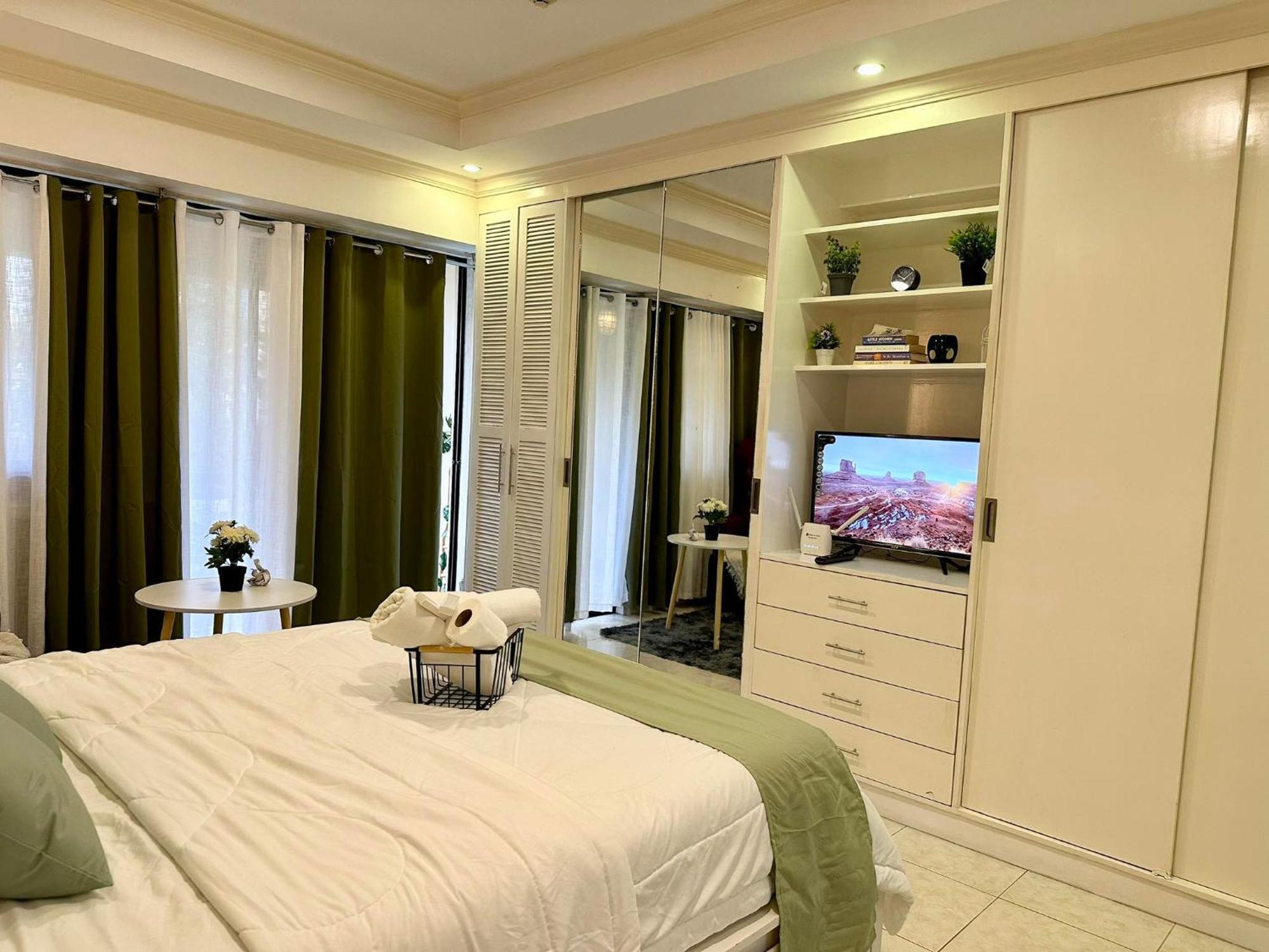 One Bedroom With Balcony By Christine Suites Ph In Greenbelt Radisson Makati City Exterior photo