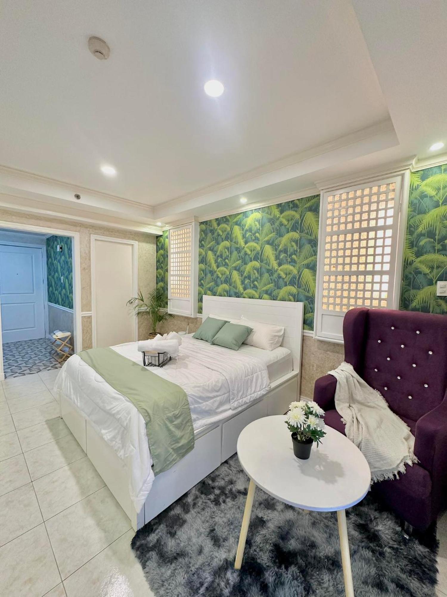 One Bedroom With Balcony By Christine Suites Ph In Greenbelt Radisson Makati City Exterior photo