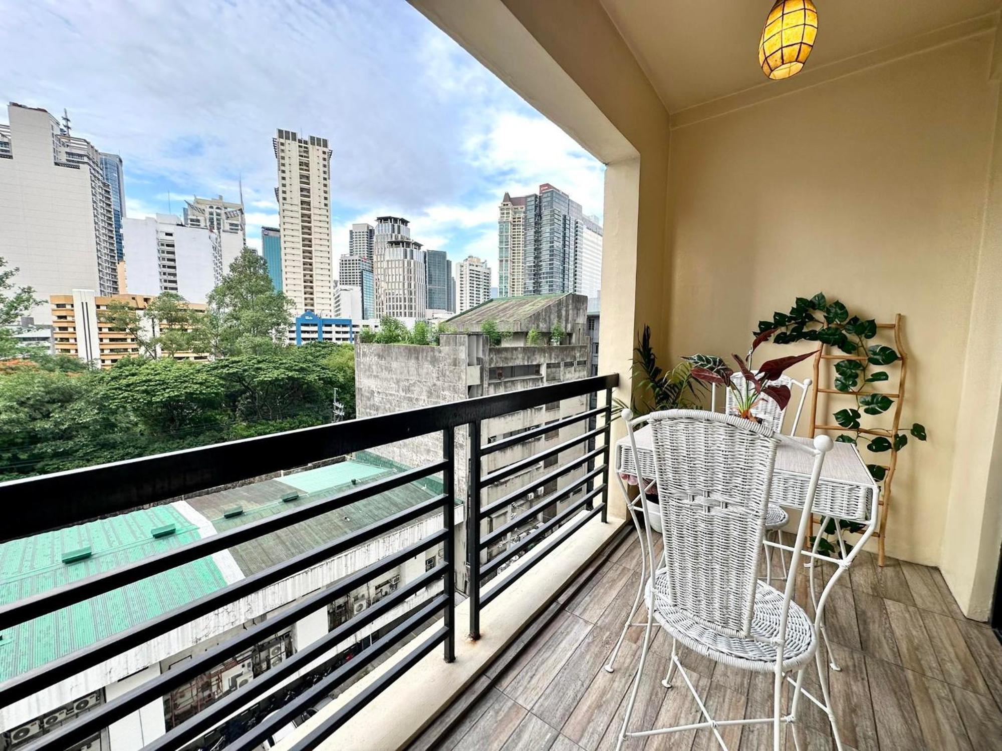 One Bedroom With Balcony By Christine Suites Ph In Greenbelt Radisson Makati City Exterior photo