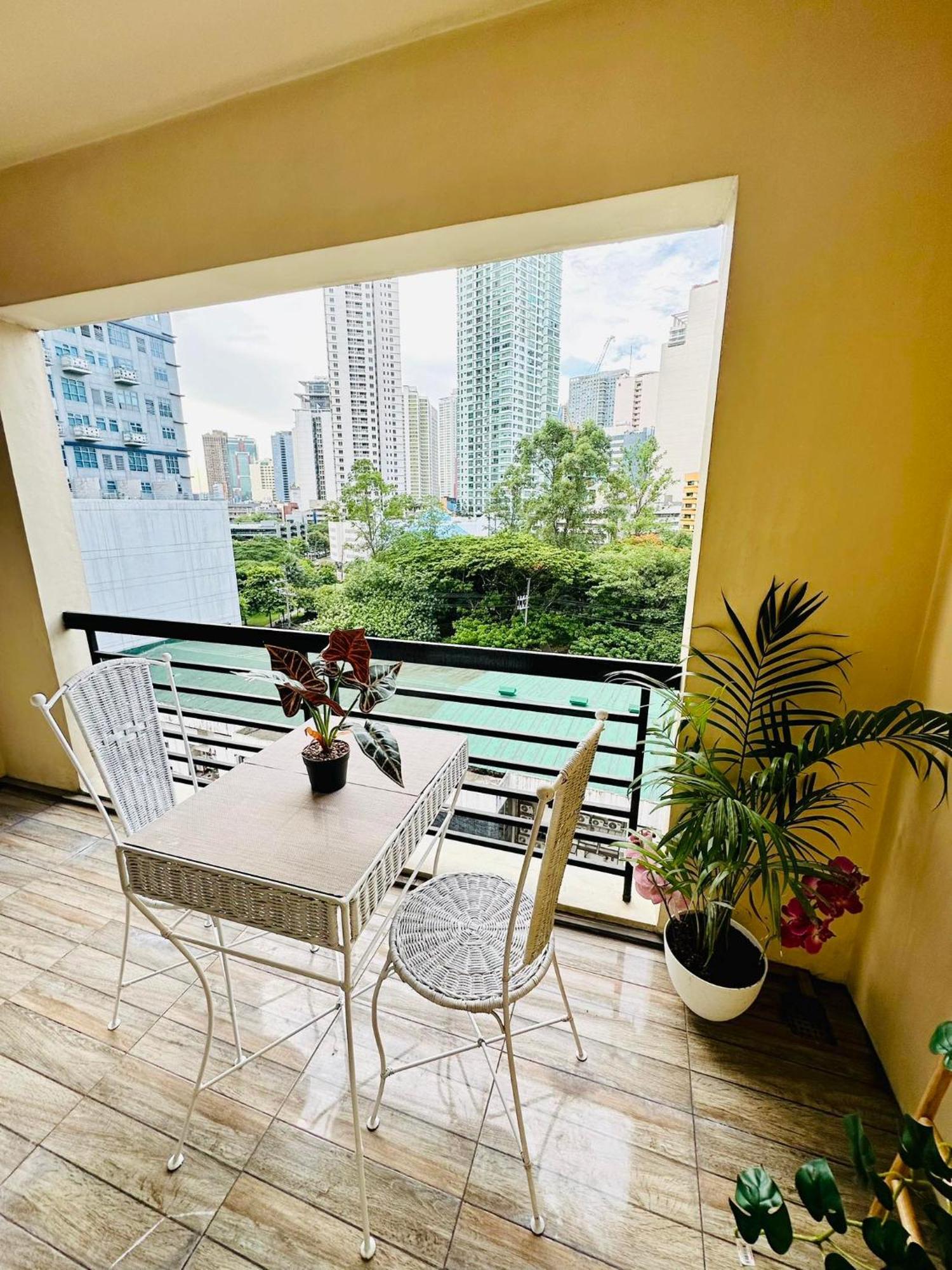 One Bedroom With Balcony By Christine Suites Ph In Greenbelt Radisson Makati City Exterior photo