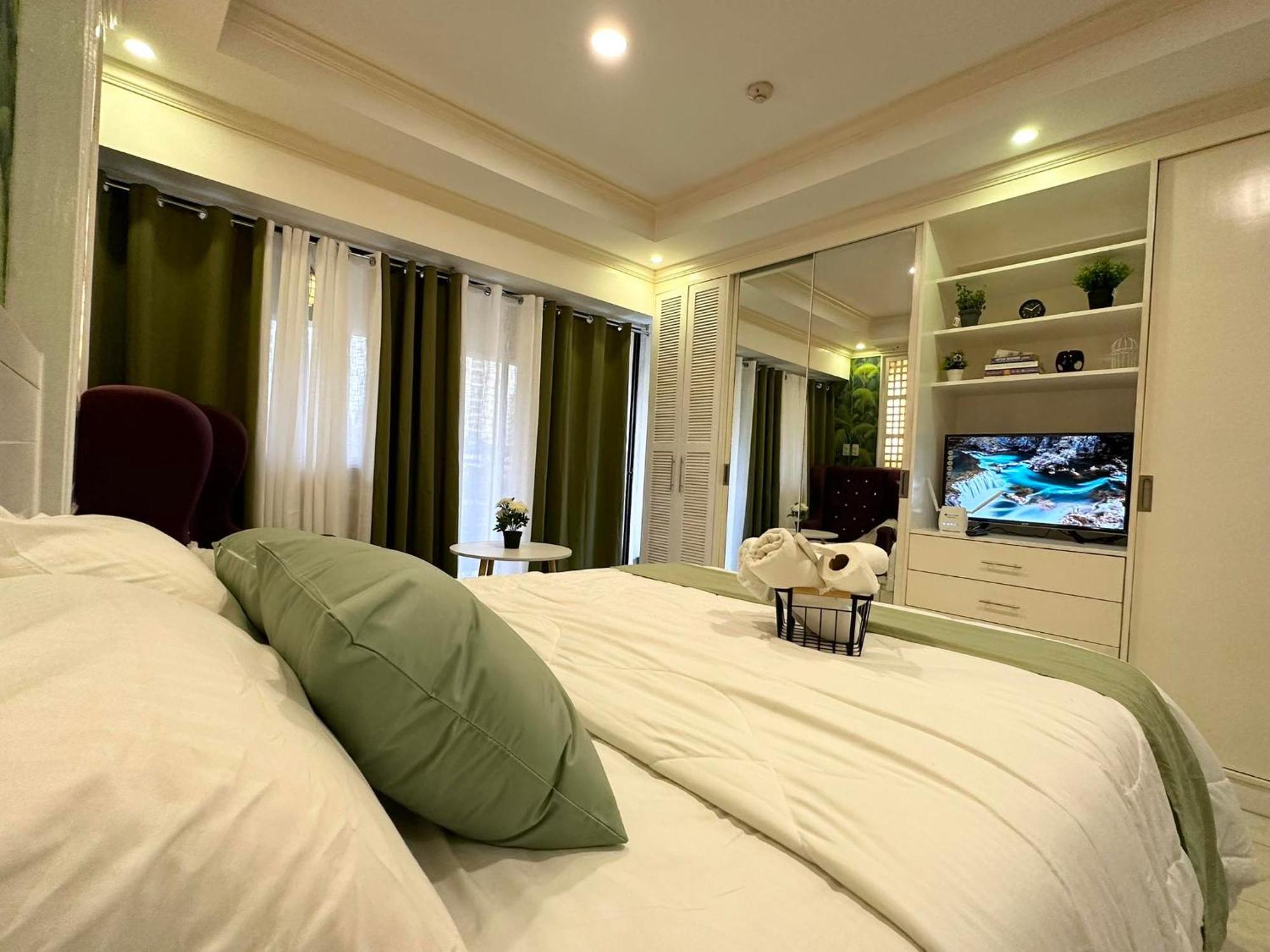 One Bedroom With Balcony By Christine Suites Ph In Greenbelt Radisson Makati City Exterior photo