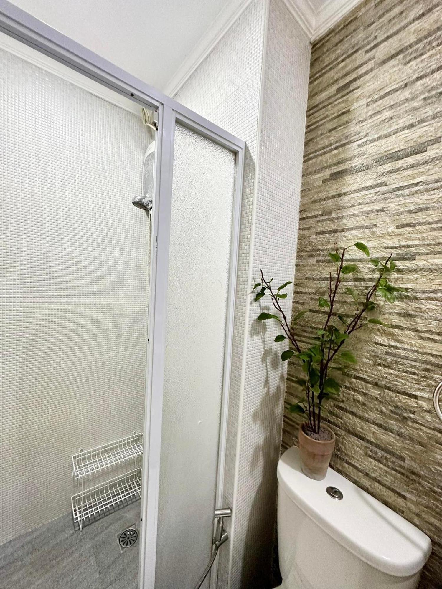 One Bedroom With Balcony By Christine Suites Ph In Greenbelt Radisson Makati City Exterior photo