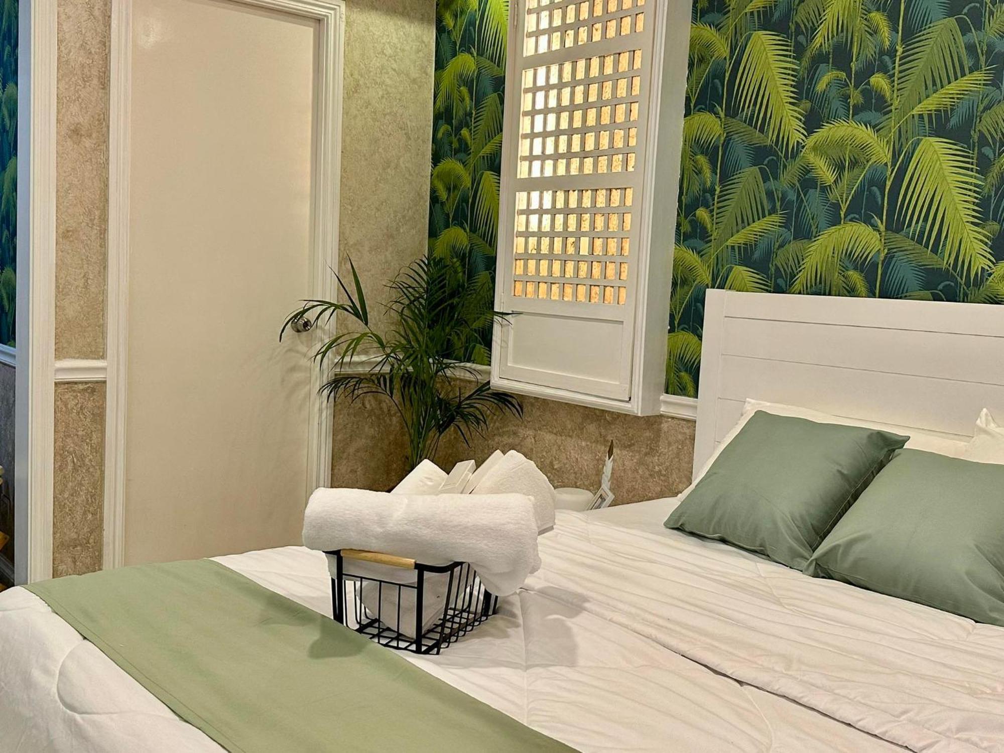 One Bedroom With Balcony By Christine Suites Ph In Greenbelt Radisson Makati City Exterior photo