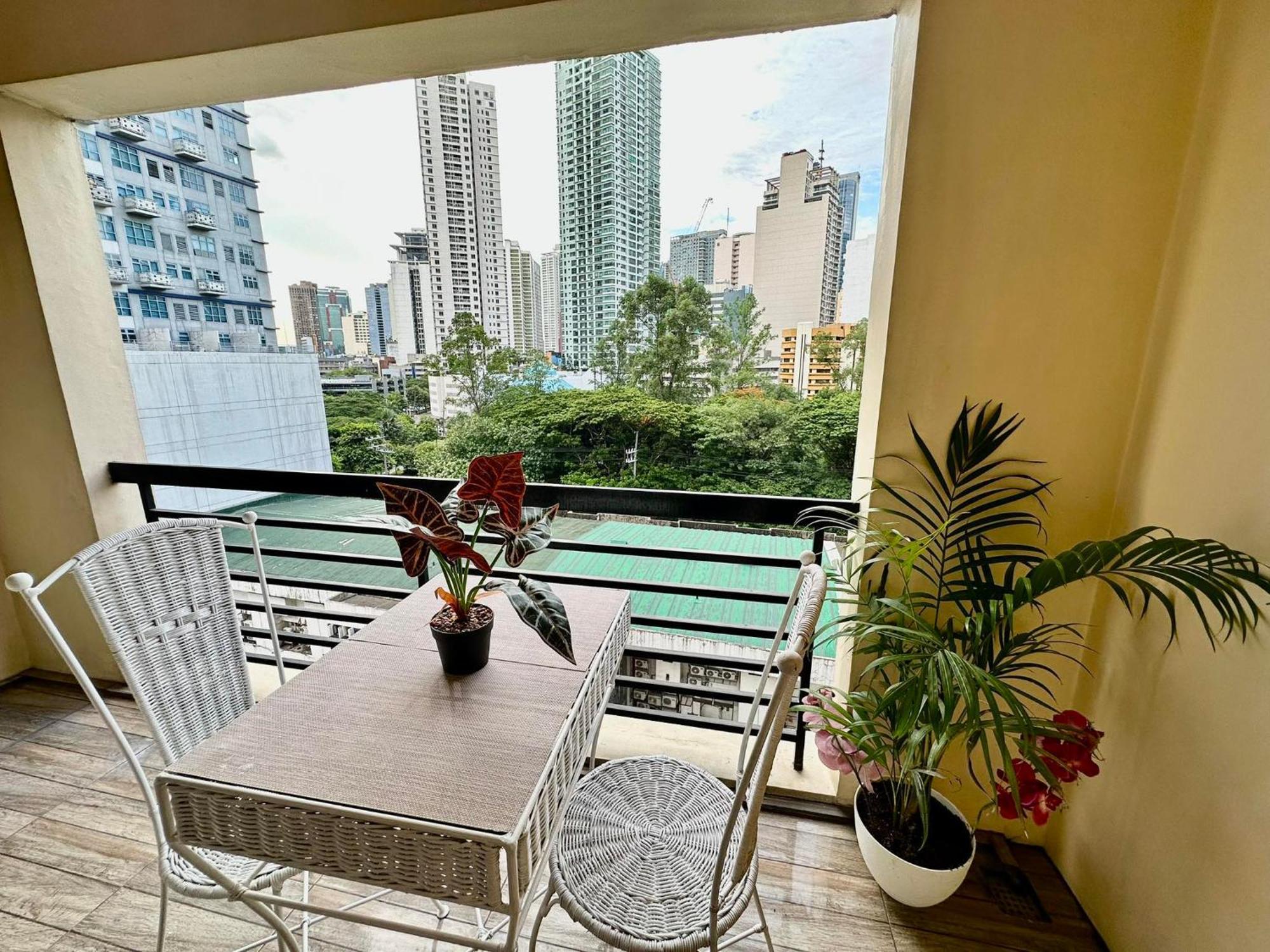 One Bedroom With Balcony By Christine Suites Ph In Greenbelt Radisson Makati City Exterior photo