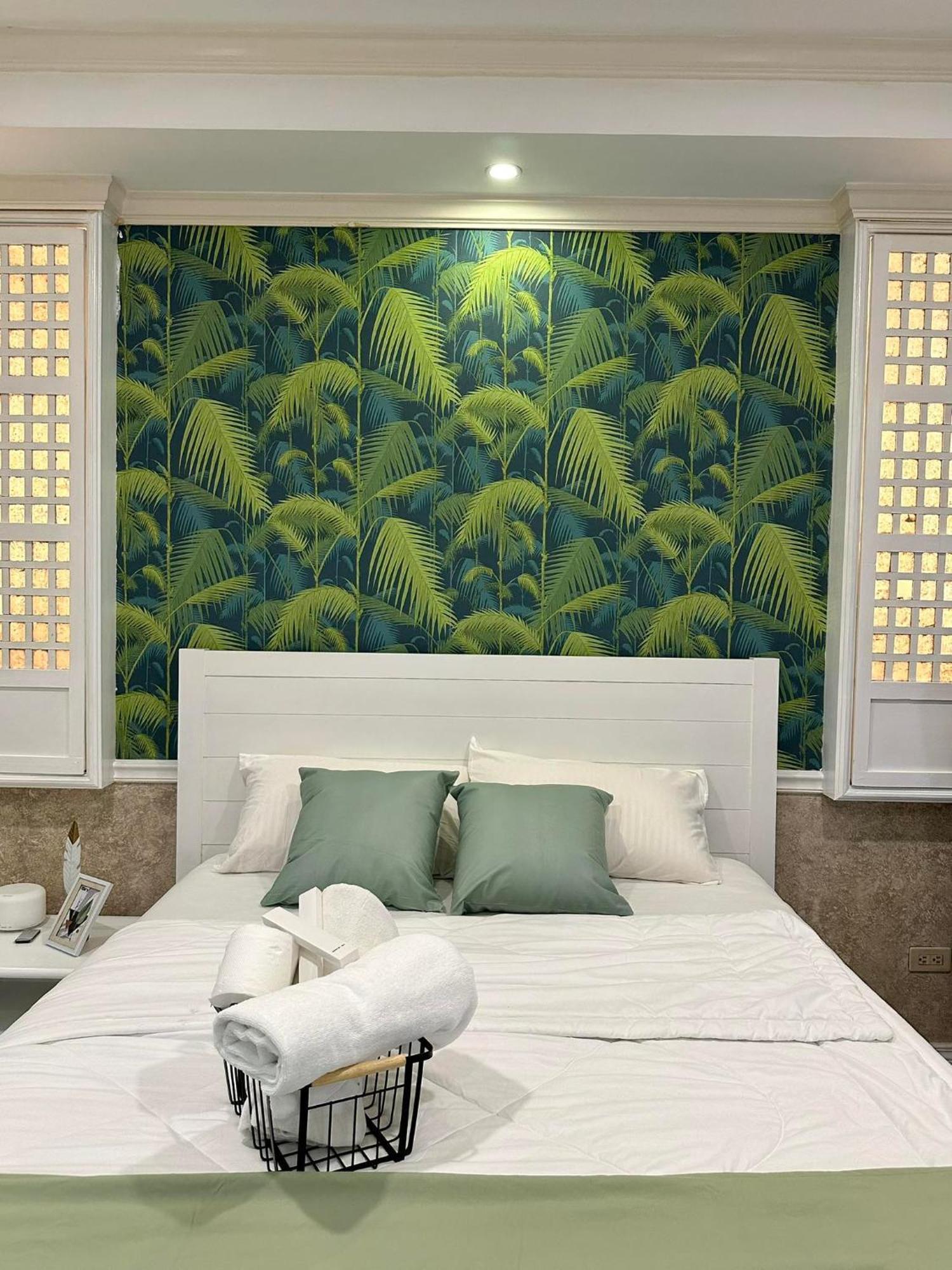 One Bedroom With Balcony By Christine Suites Ph In Greenbelt Radisson Makati City Exterior photo