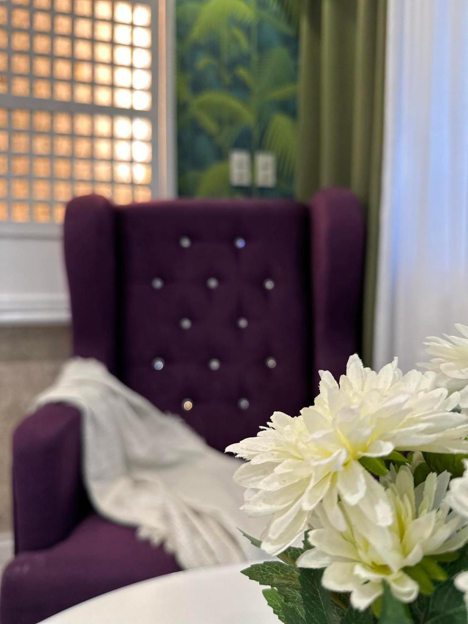One Bedroom With Balcony By Christine Suites Ph In Greenbelt Radisson Makati City Exterior photo