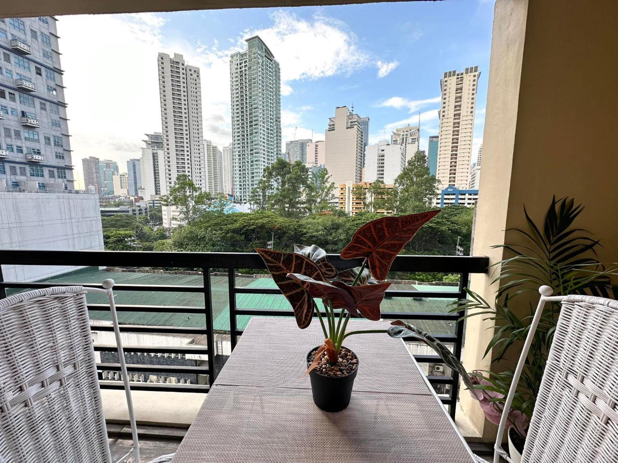 One Bedroom With Balcony By Christine Suites Ph In Greenbelt Radisson Makati City Exterior photo