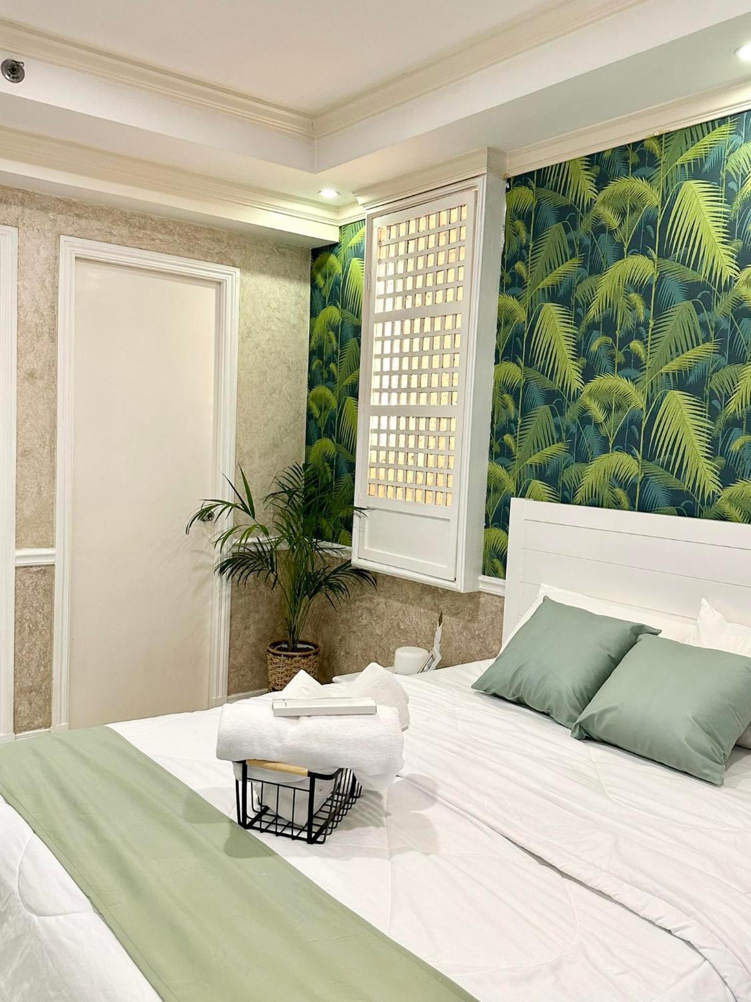 One Bedroom With Balcony By Christine Suites Ph In Greenbelt Radisson Makati City Exterior photo