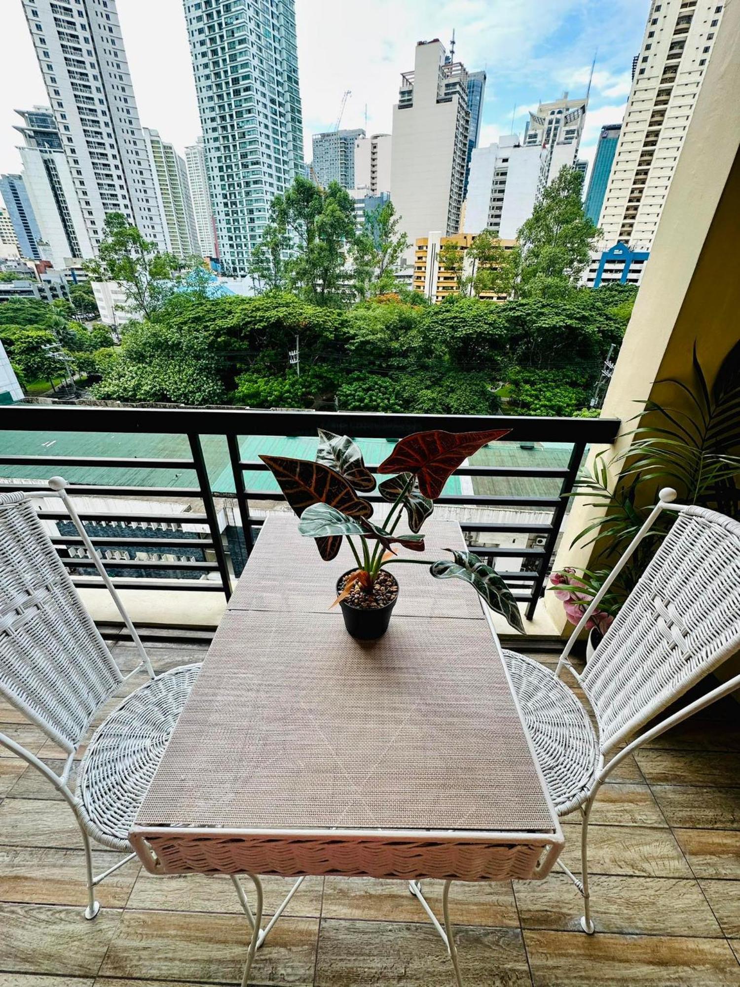 One Bedroom With Balcony By Christine Suites Ph In Greenbelt Radisson Makati City Exterior photo