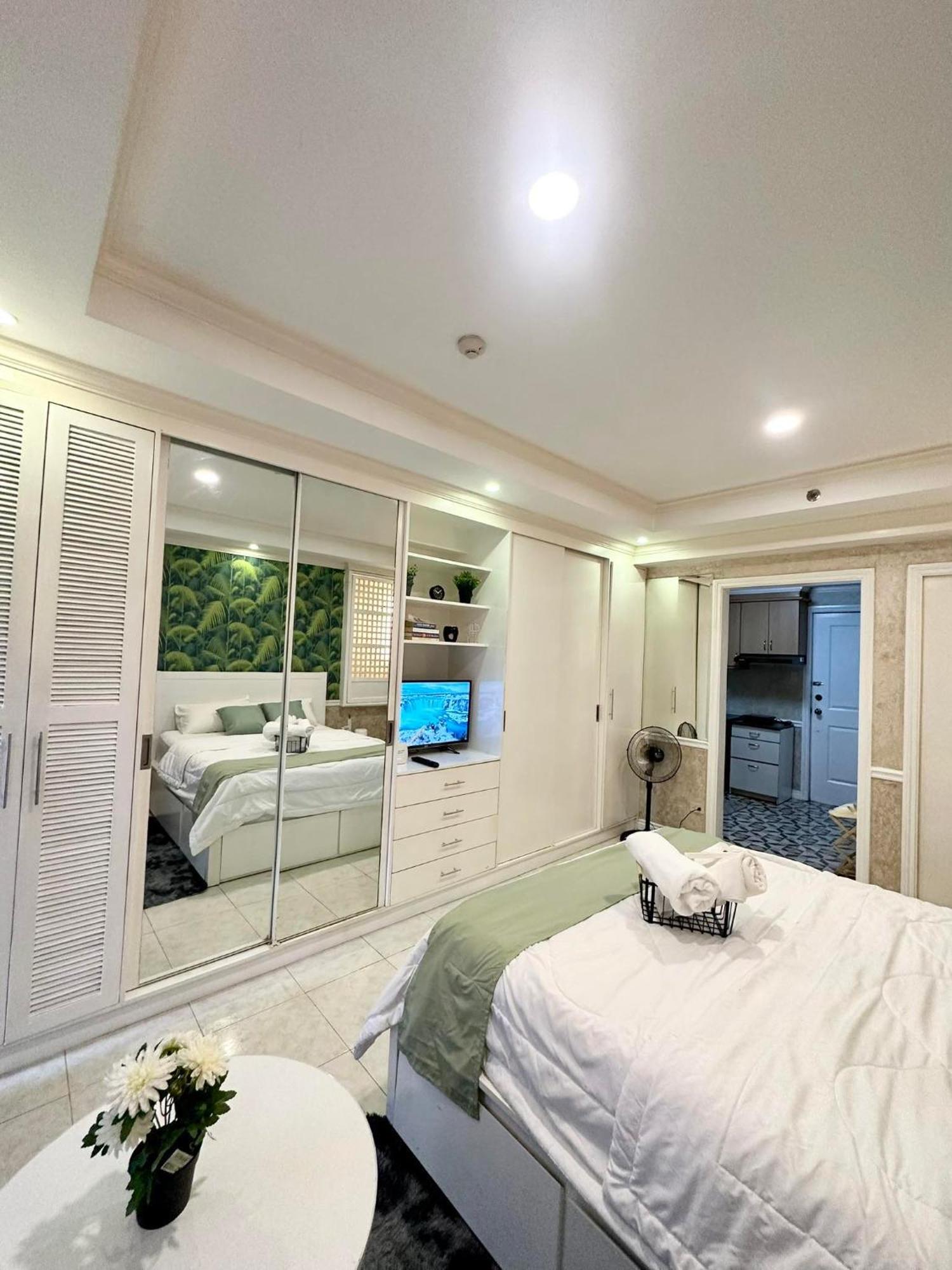 One Bedroom With Balcony By Christine Suites Ph In Greenbelt Radisson Makati City Exterior photo