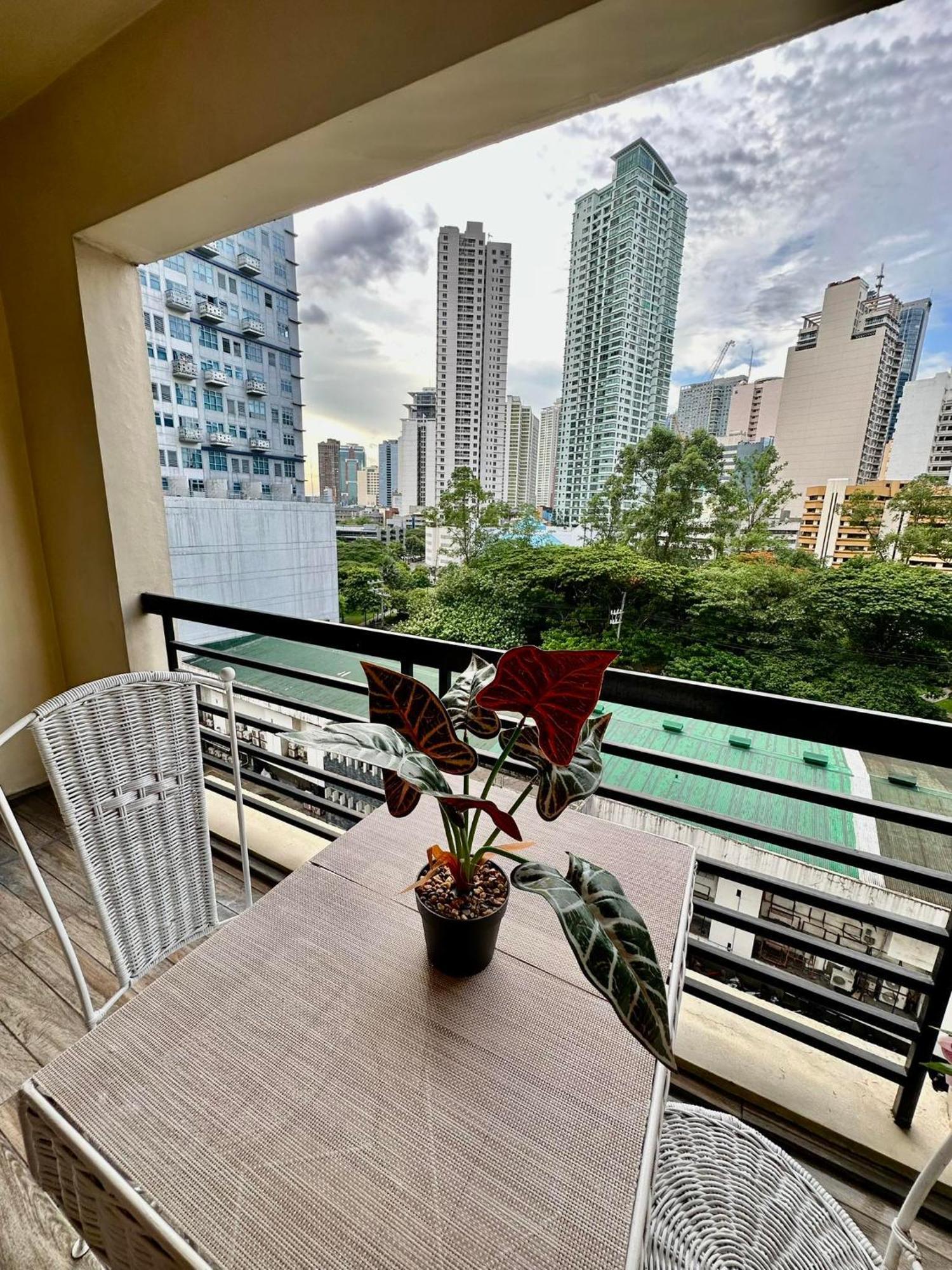 One Bedroom With Balcony By Christine Suites Ph In Greenbelt Radisson Makati City Exterior photo