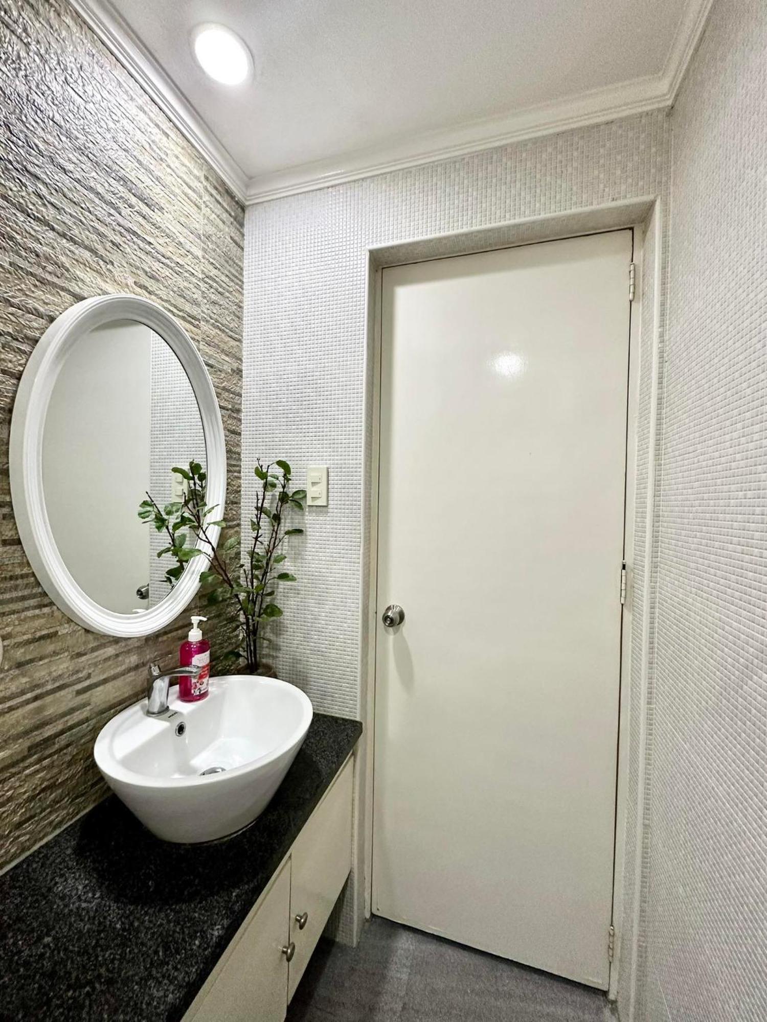 One Bedroom With Balcony By Christine Suites Ph In Greenbelt Radisson Makati City Exterior photo