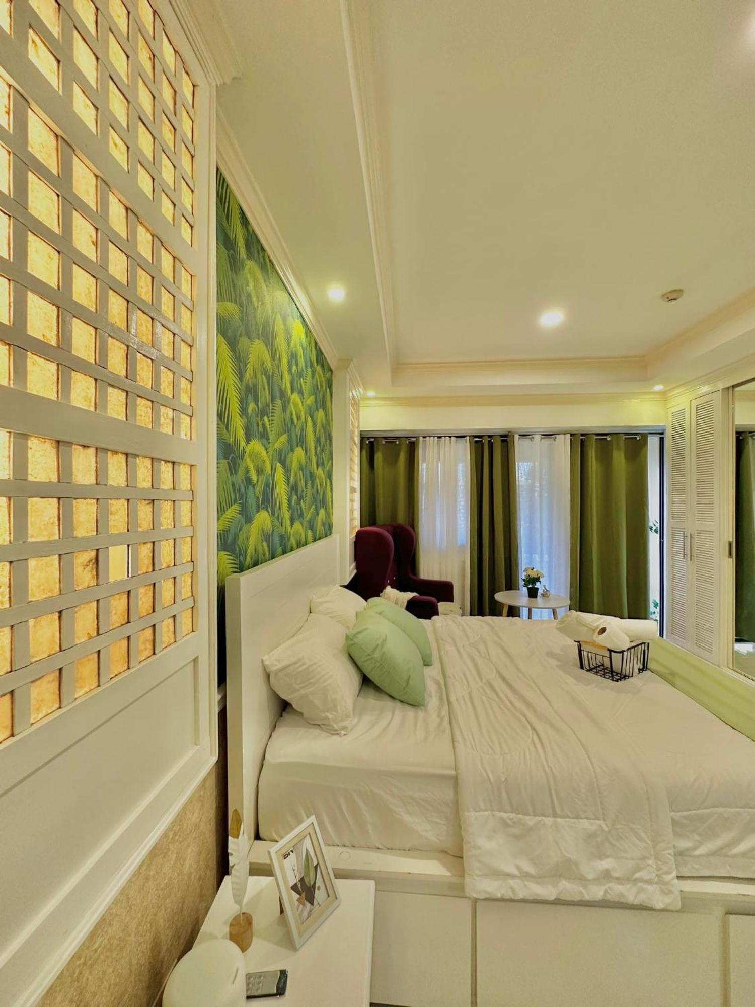 One Bedroom With Balcony By Christine Suites Ph In Greenbelt Radisson Makati City Exterior photo