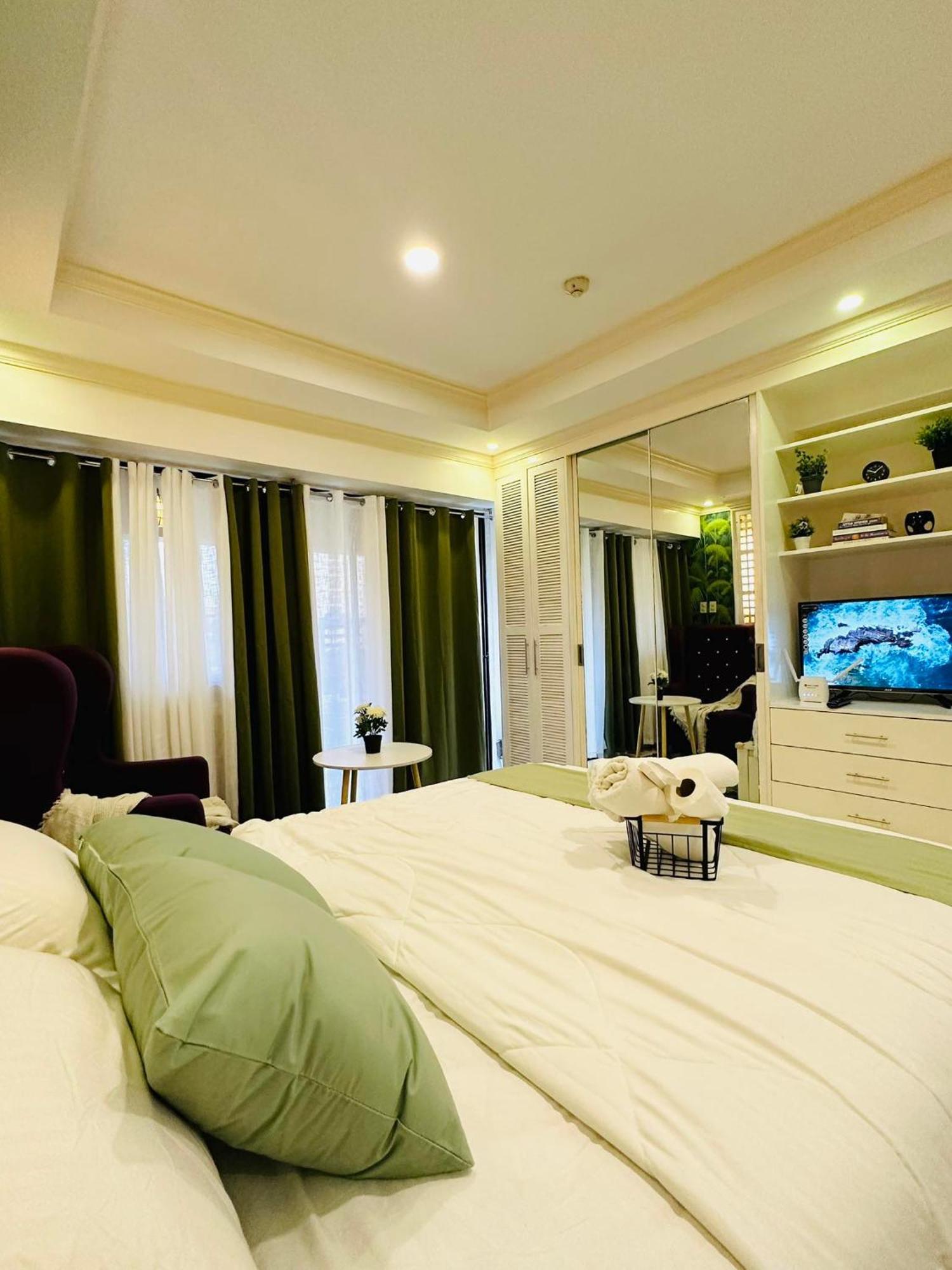 One Bedroom With Balcony By Christine Suites Ph In Greenbelt Radisson Makati City Exterior photo